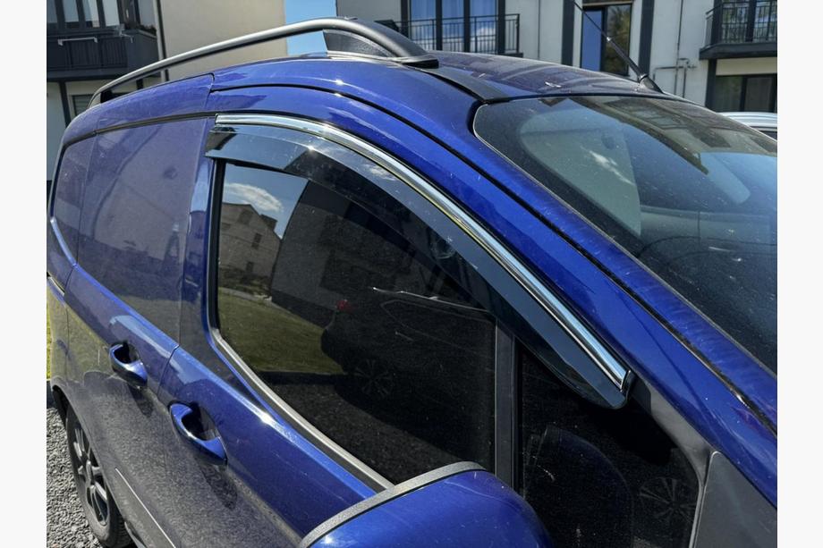 Ford Courier 2014–2023 Okenní deflektory s chromovanou lištou (4 ks, Sunplex Chrome) Fotografie 2