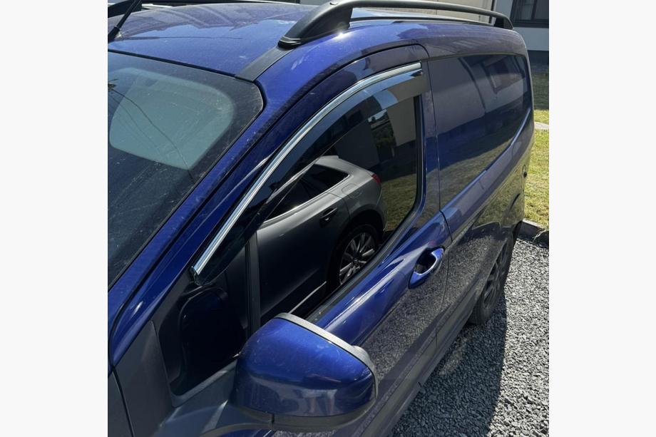 Ford Courier 2014–2023 Okenní deflektory s chromovanou lištou (4 ks, Sunplex Chrome) Fotografie 4