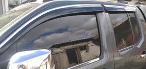 Nissan Navara 2006–2015 Okenní deflektory s chromovanou lištou (4 ks, Sunplex Chrome) fotografie 2