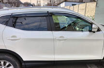 Nissan Qashqai 2014–2021 Okenní deflektory s chromovanou lištou (4 ks, Sunplex Chrome) fotografie 3