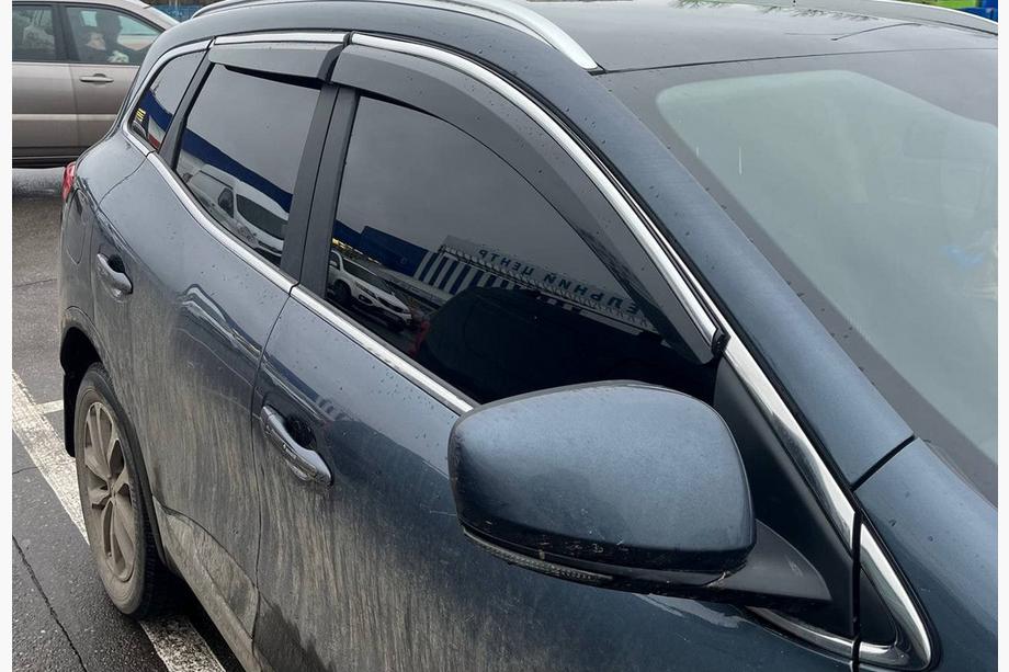 Renault Kadjar 2015–2022 Okenní deflektory s chromovanou lištou (4 ks, Sunplex Chrome) Fotografie 3