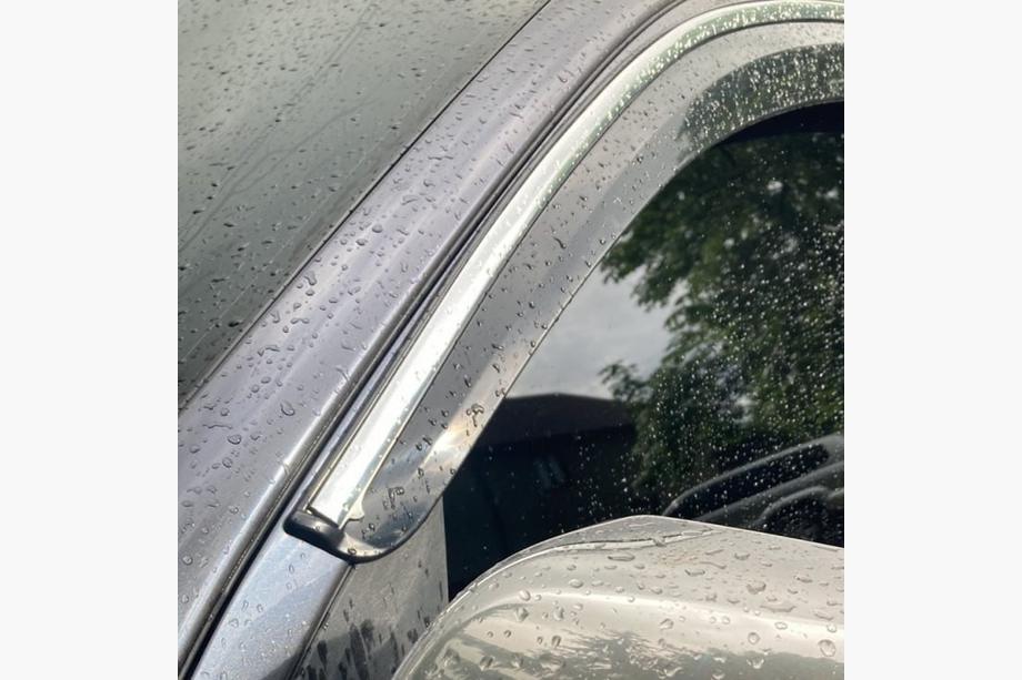 Toyota Hilux 2006–2015 Okenní deflektory s chromovanou lištou (4 ks, Sunplex Chrome) Image