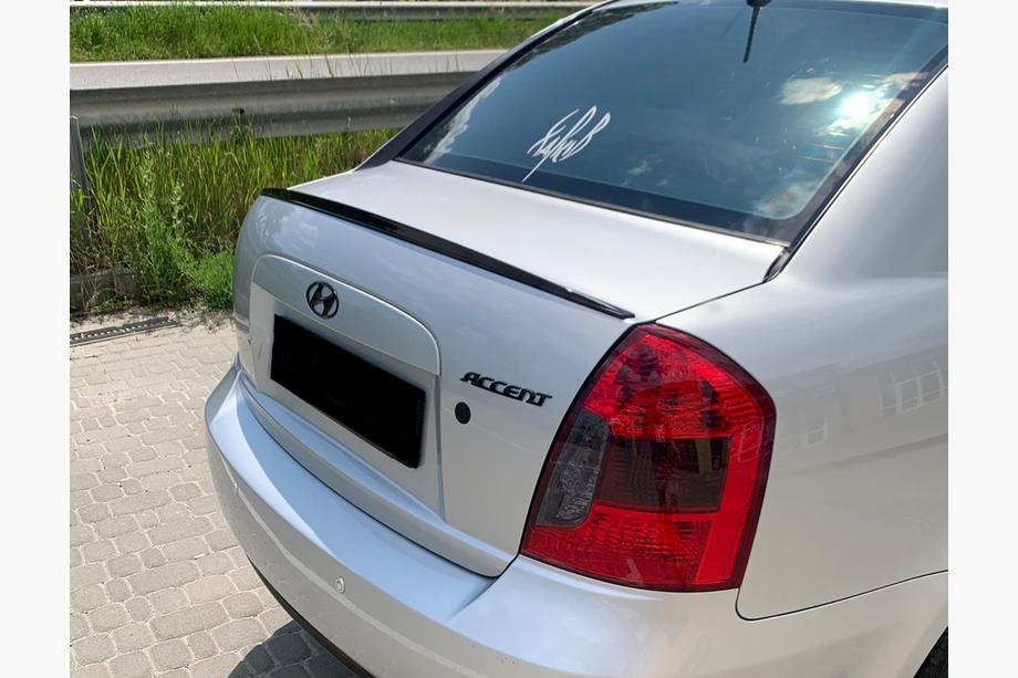 Hyundai Accent 2006–2010 LIP spoiler (Sunplex, černý) (115,8 cm × 6,3 cm) Fotografie 1