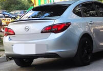 Opel Astra J 2009–2015 Lip spoiler Sedan (Sunplex, černý) (115 cm × 5,5 cm) fotografie 1