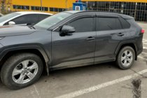 Toyota Rav 4 2019–2025 Deflektory oken s chromovanou lištou (4 ks, HIC) fotografie 6