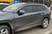 Toyota Rav 4 2019–2025 Deflektory oken s chromovanou lištou (4 ks, HIC) fotografie 5