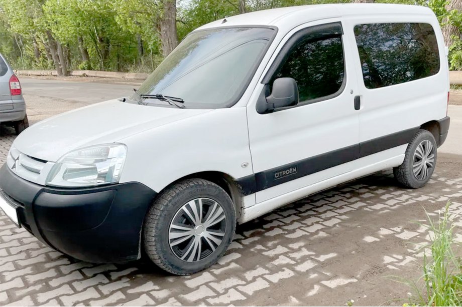 Peugeot Partner 1996–2008 Okenní deflektory 11 cm (2 ks, HIC) Fotografie 3