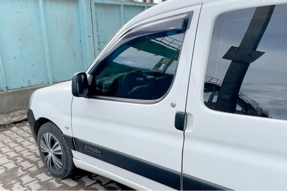 Peugeot Partner 1996–2008 Okenní deflektory 11 cm (2 ks, HIC) Fotografie 2