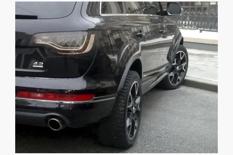 Audi Q7 2005–2015 Úzké rozšiřovače lemů blatníků S-Line Image