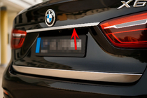BMW X6 F16 2014–2019 Chromová lišta nad SPZ fotografie 1