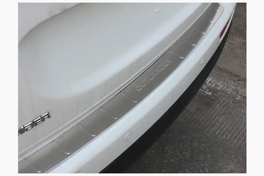 Mitsubishi Outlander 2012–2021 Nerezová lišta na zadní nárazník Libao (2015-2018) Image