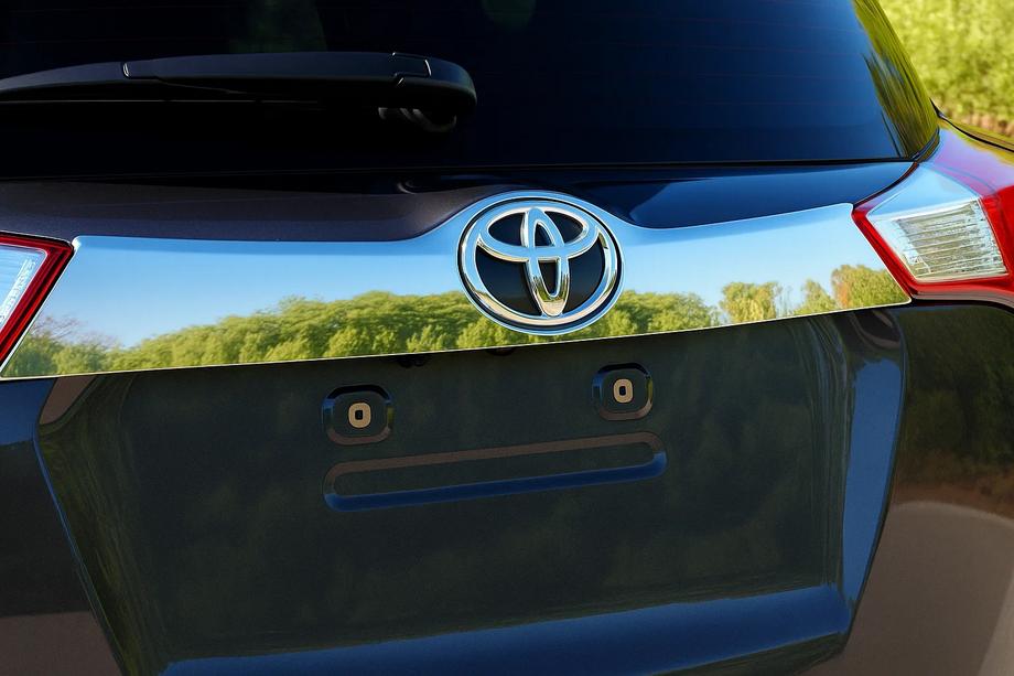 Toyota Rav 4 2013–2018 Lišta nad SPZ (nárazník) Libao 2013-2016 (nerez) Image