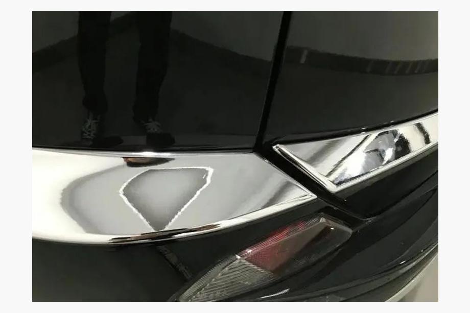 Toyota Rav 4 2013–2018 Chromové lišty na zadní nárazník a víko kufru Libao 2016-2018 (3 ks, nerez) Fotografie 2