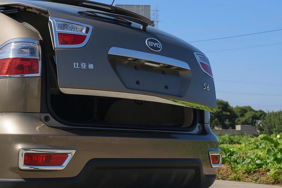 BYD S6 2010–2016 Lišta hrany víka kufru Libao (nerez) Image