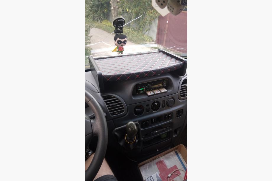 Mercedes Sprinter W901/902/903/904/905 1995–2006 Polička na palubní desku (2000-2006, černá s červeným prošitím) Fotografie 7