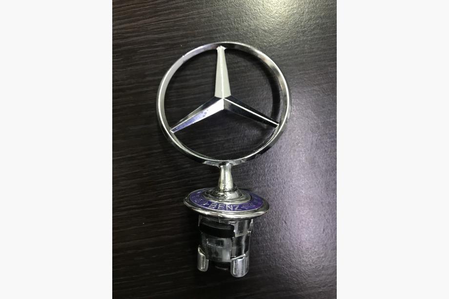 Mercedes S-class W140 1991–1998 VÝPRODEJ! Emblém zaměřovač (s nápisem) Image