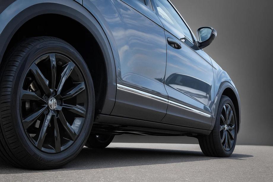 Volkswagen Tiguan 2016–2023 Dveřní lišty Carmos pro AllSpace (4 ks, nerez) Fotografie 1