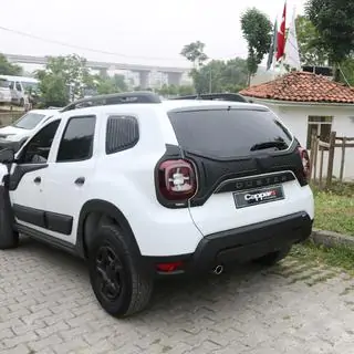 Plastová lišta na víko kufru (3 díly) Dacia Duster 2018–2024 fotografie 3