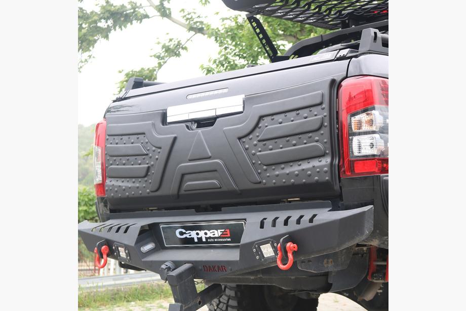Mitsubishi L200 2015–2024 Plastová lišta na víko kufru Image