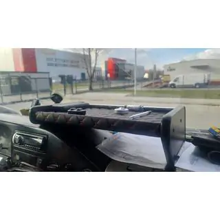Odkládací polička na palubní desku (černá s červeným prošitím)