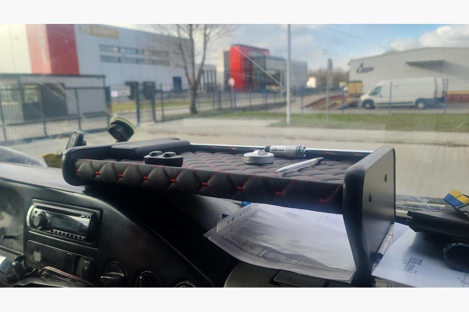 Volkswagen LT 1995–2006 Odkládací polička na palubní desku (černá s červeným prošitím) Image