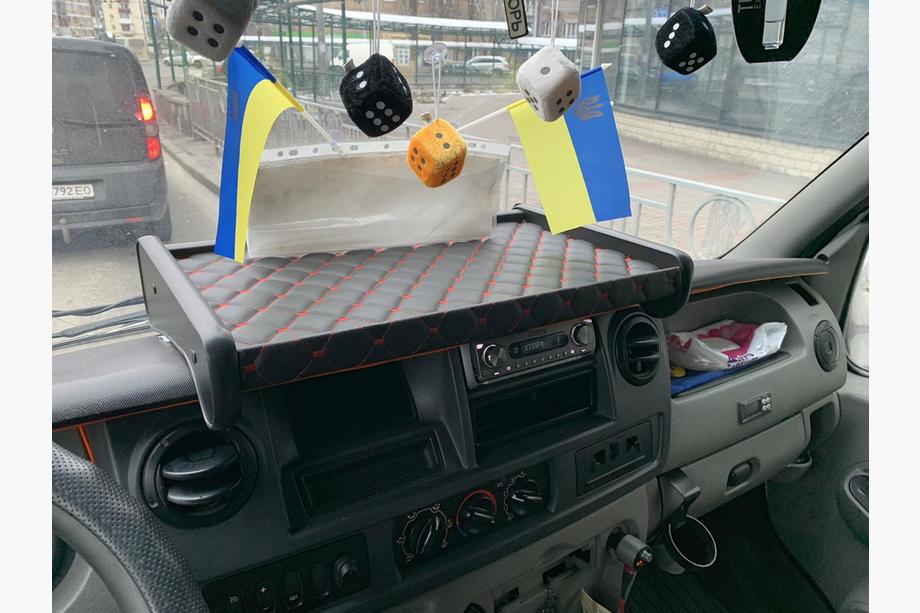 Renault Master 1998–2010 Odkládací polička na palubní desku (černá s červeným prošitím) Fotografie 5