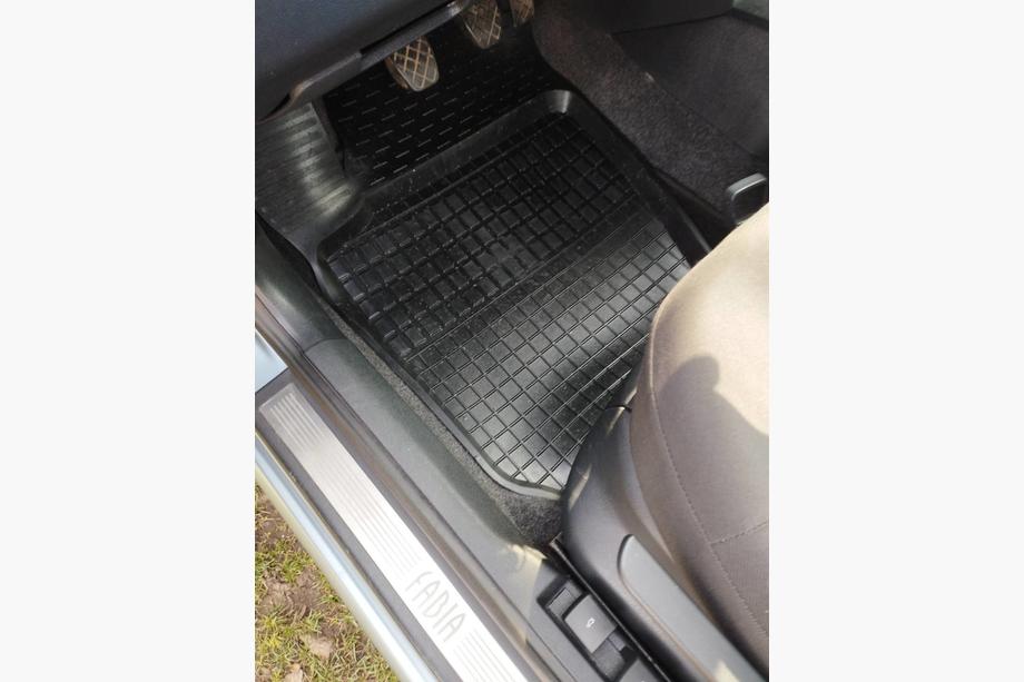 Skoda Fabia 2000–2007 Gumové koberce do auta s okrajem (4 ks, Polytep) Image