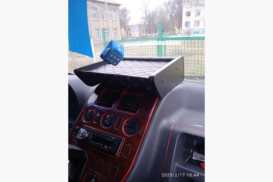 Mercedes Vito W638 1996–2003 Odkládací polička na palubní desku (černá s červeným prošitím) Fotografie 6