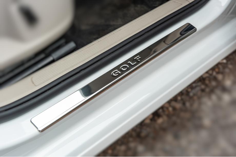 Volkswagen Golf 7/E-Golf 2012–2020 Nerezové kryty prahů OmsaLine V2 (4 ks) Image