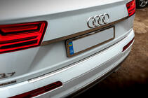 Audi Q7 2015–2026 Chromová lišta nad SPZ (nerez) fotografie 2