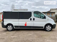 Renault Trafic 2001–2015 Originální použitá dveřní lišta (R3) fotografie 1