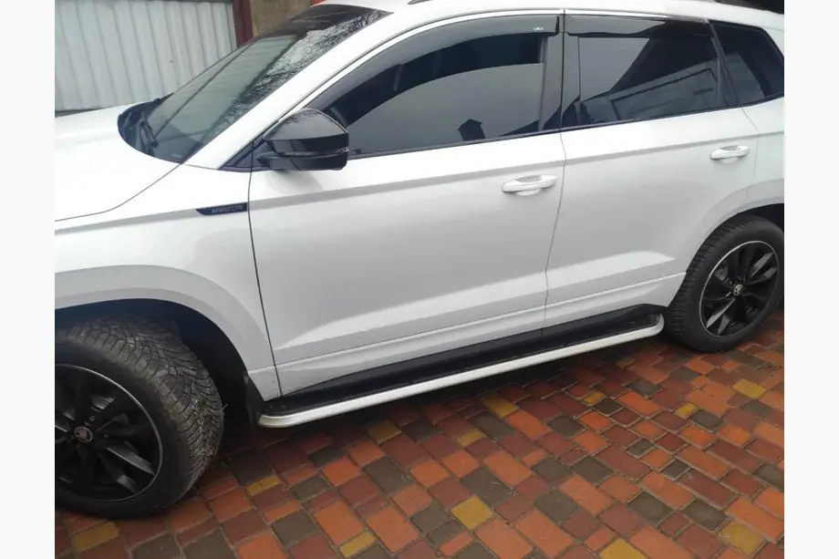 Skoda Karoq 2018– Boční nášlapy OEM V2 (2 ks, hliník) Image