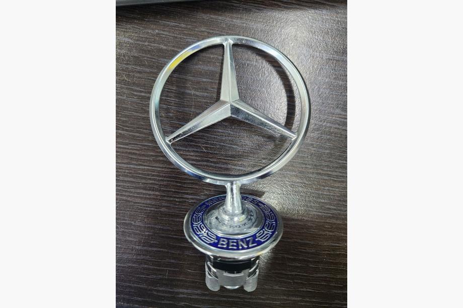 Mercedes třída E W210 1995–2002 VÝPRODEJ! Emblém zaměřovač (s nápisem) Image