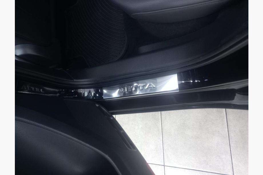 Volkswagen Jetta 2011–2018 Nerezové prahové lišty Carmos V2 (4 ks) Fotografie 3