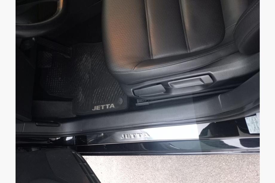 Volkswagen Jetta 2011–2018 Nerezové prahové lišty Carmos V2 (4 ks) Fotografie 1