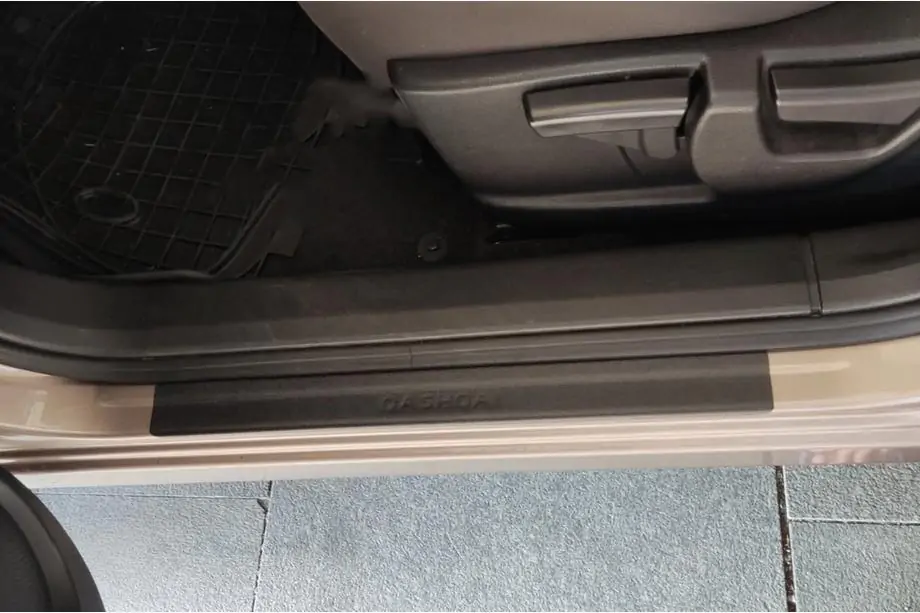 Nissan Qashqai 2014–2021 Plastové kryty prahů DDU (4 ks) Image